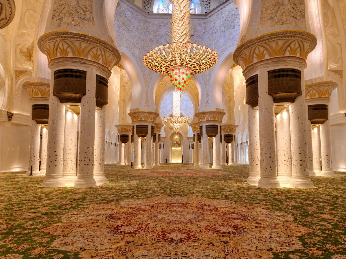 Die Haupt-Gebetshalle der Großen Moschee mit ihrem riesigen Teppich, vergoldeten Säulen und Kristallkronleuchtern